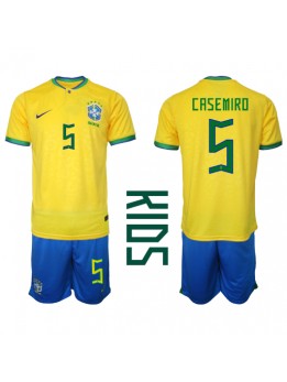 Otroški Nogometna dresi replika Brazilija Casemiro #5 Domači SP 2022 Kratek rokav (+ hlače)